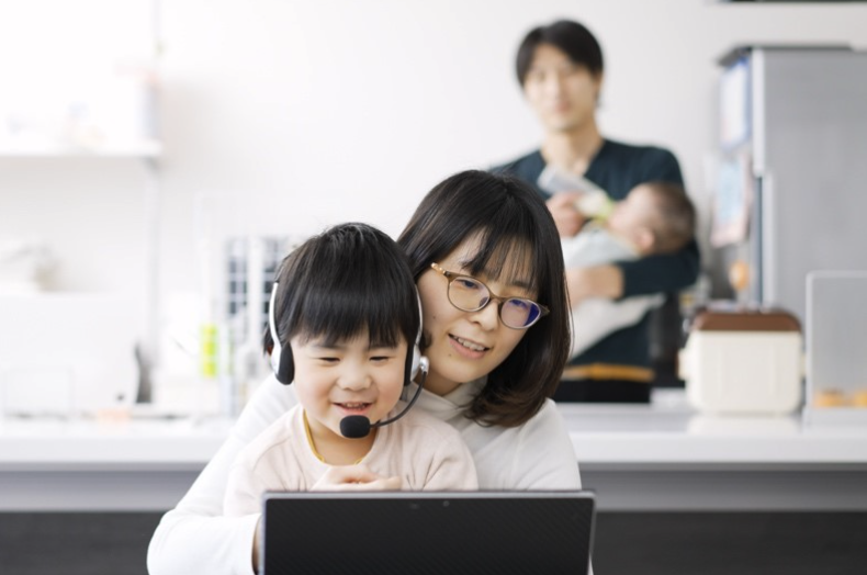 How Can Working Moms Create a Productive Home Office? 